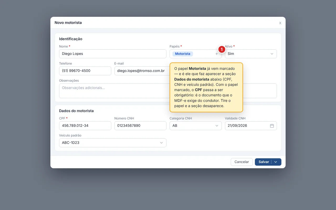 Janela Novo motorista com a seção Identificação (Nome, Papéis com o chip Motorista já marcado, Ativo, Telefone, E-mail e Observações) e a seção Dados do motorista (CPF obrigatório, Número CNH, Categoria CNH, Validade CNH e Veículo padrão)